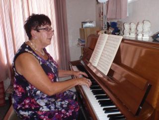 Cara at her Knight upright.